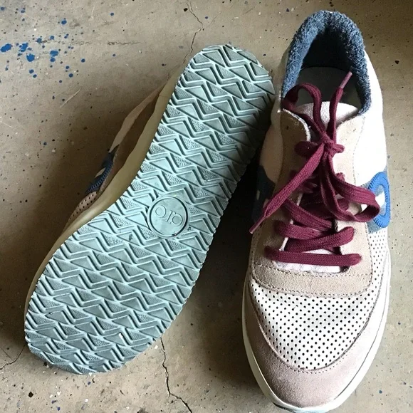 ARO Sneakers
